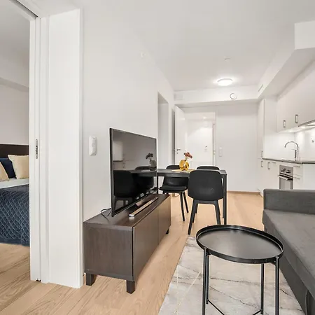 Flat Close To Airport, Centre, Train & Shopping Mall Leilighet