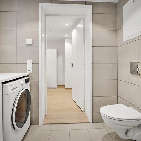 Flat Close To Airport, Centre, Train & Shopping Mall Leilighet *