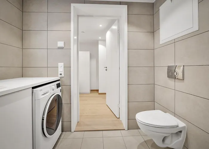 Flat Close To Airport, Centre, Train & Shopping Mall Leilighet *